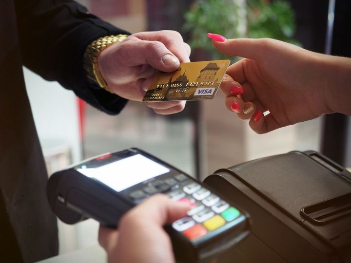 Lo dice PROFECO: Cobrar un recargo por usar una tarjeta de crédito es ilegal